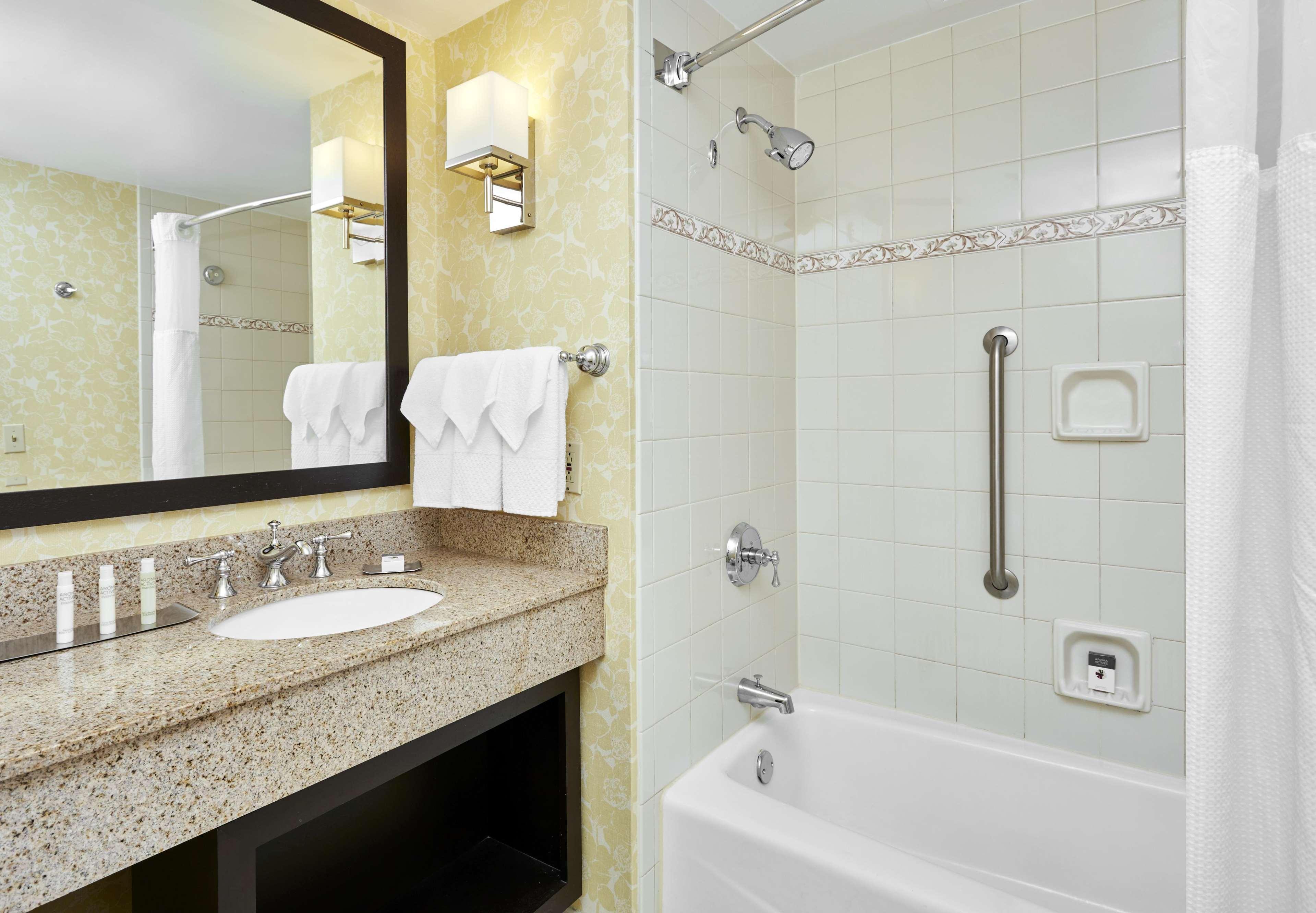 Doubletree By Hilton Charlotte Uptown Hotell Exteriör bild