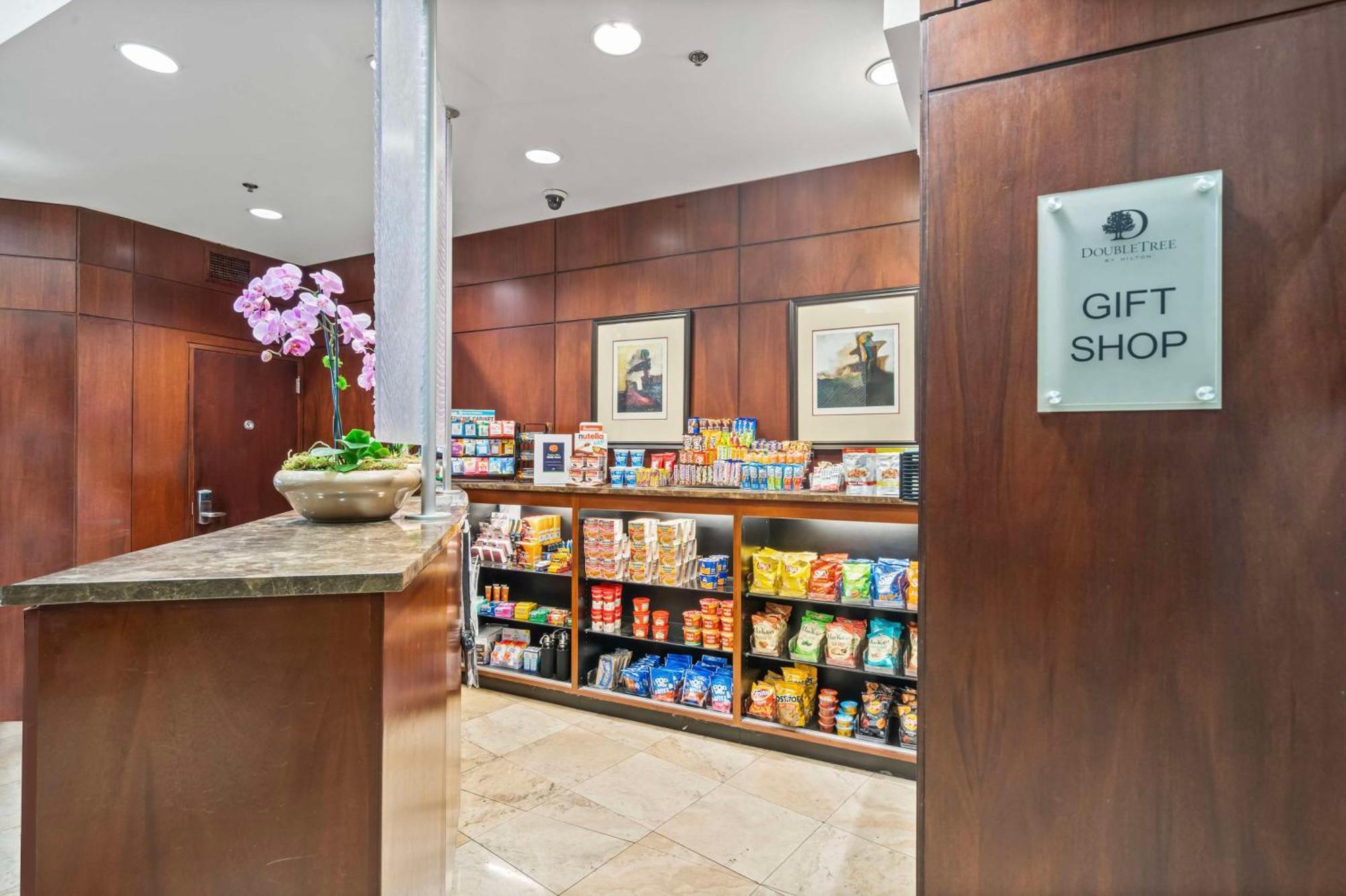 Doubletree By Hilton Charlotte Uptown Hotell Exteriör bild
