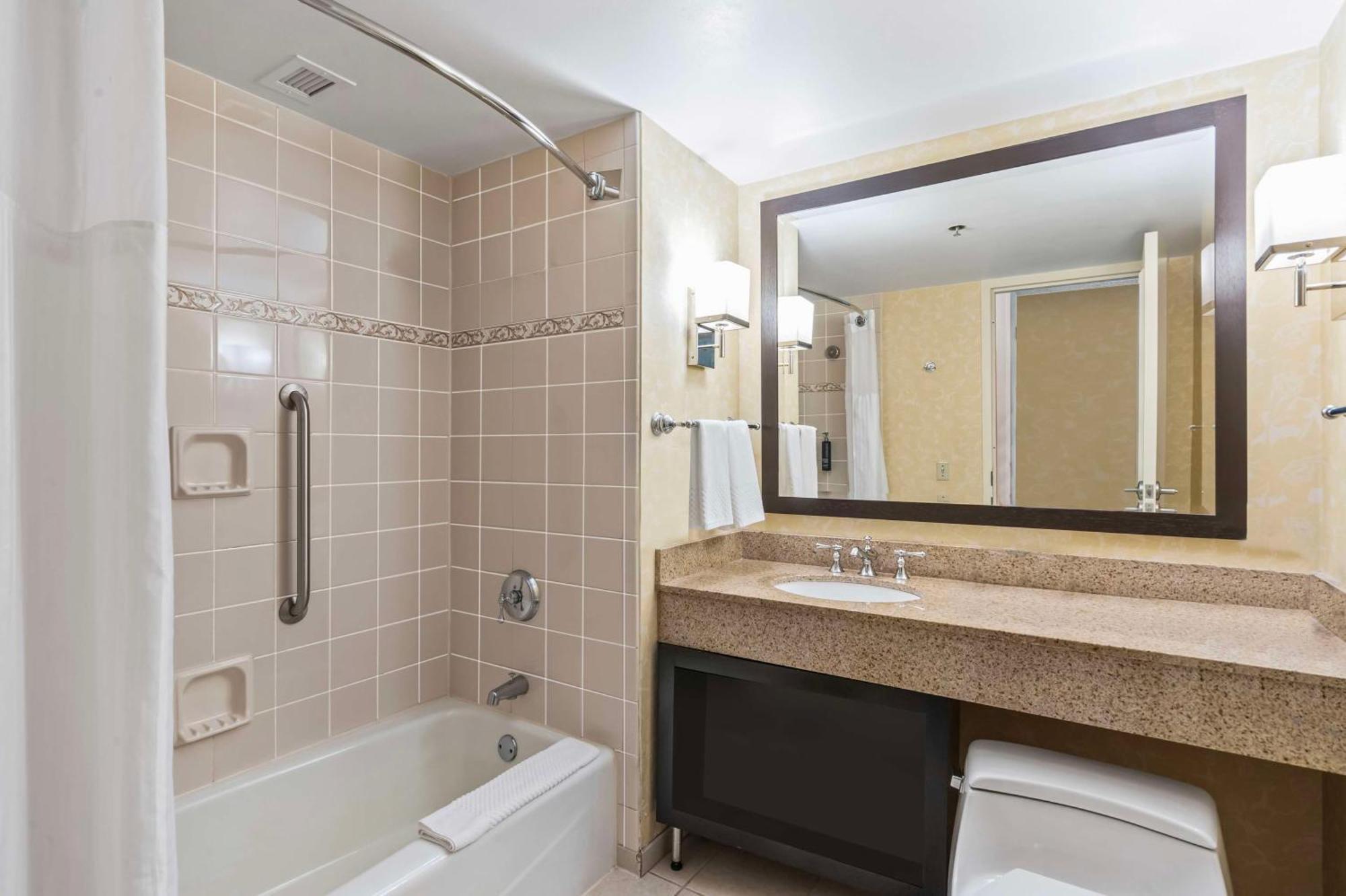 Doubletree By Hilton Charlotte Uptown Hotell Exteriör bild